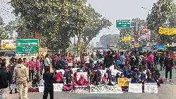 রংপুরে ৮ দফা দাবিতে কৃষি ডিপ্লোমা শিক্ষার্থীদের মহাসড়ক অবরোধ