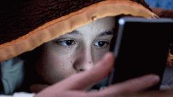 অতিরিক্ত মোবাইল ব্যবহার স্বাস্থ্যের জন্য ঝুঁকিপূর্ণ