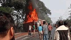 দাউদকান্দিতে বাস–অটোরিকশা–মোটরসাইকেল সংঘর্ষে অগ্নিদগ্ধ হয়ে নিহত ৪