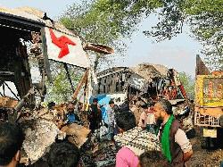 পাবনায় দুই বাসের মুখিমুখি সংঘর্ষে নিহত ২