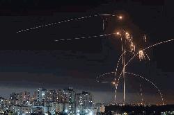 আকাশ থেকে ঝরছে শত শত বিস্ফোরক: ইরানের গুচ্ছ বোমায় কাঁপছে ইসরায়েল