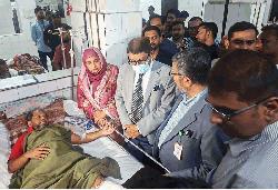  মিরপুরে দেয়াল ধসে আহতদের দেখতে গেলেন স্বাস্থ্যমন্ত্রী, সহযোগিতার আশ্বাস