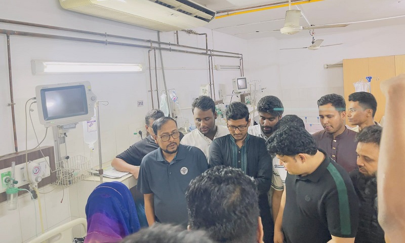 জবি শিক্ষার্থীদের বাসে হামলা: আহতদের দেখতে এনাম মেডিকেলে ভিসি