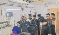 জবি শিক্ষার্থীদের বাসে হামলা: আহতদের দেখতে এনাম মেডিকেলে ভিসি