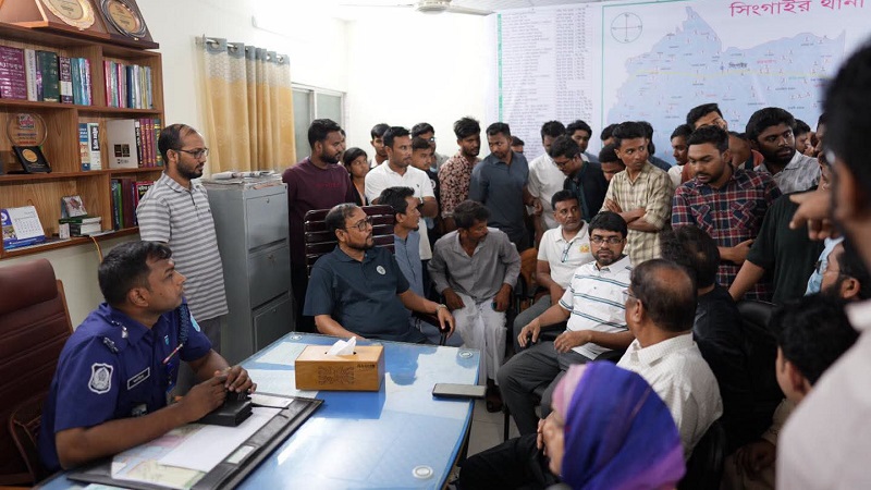 জবি শিক্ষার্থীদের বাসে হামলার তীব্র নিন্দা ও হামলাকারীদের দ্রুত গ্রেপ্তারের দাবি জবি উপাচার্যের